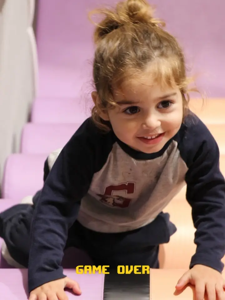 רגע קטן של אושר במשחקייה! אין כמו לראות את הילדים נכנסים לעולם של דמיון, אנרגיה ומשחק. בואו לתת לילדים חוויה שהם לא ישכחו ‏GAME OVER