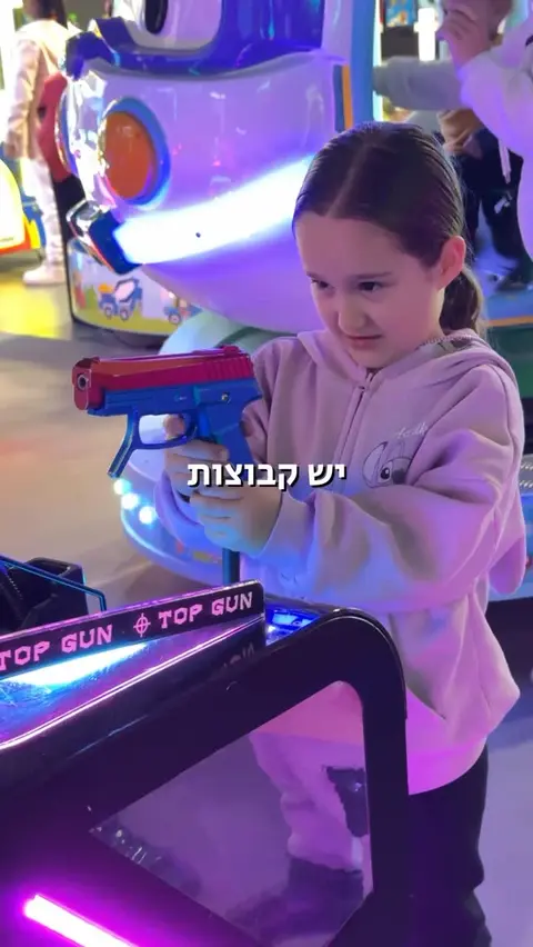 חוגגים יום הולדת ב GAME OVER - חוויה בלתי נשכחת של כיף, אקשן וצחוקים! ילדים נהנים משחקים ומתחרים במתחם צבעוני ומתקדם בזמן שההורים נהנים מראש