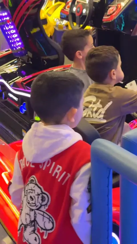 ״אלה רק עשר ילדים…. בקטנה…״ מחכים לדאוג לכם ליום הולדת ״בקטנה״ בסניפי Game Over